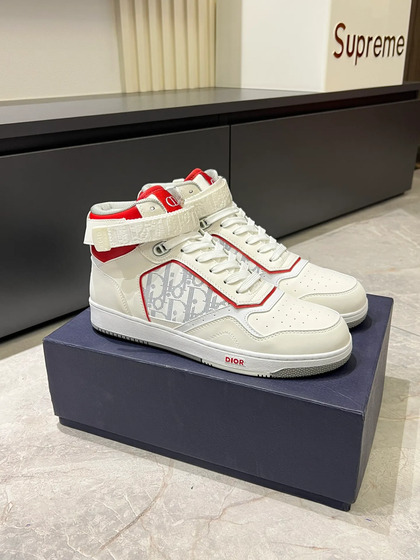 Men's shoes 💰p460 "Dio*" mid-top B27 casual sneakers. This B27 high-top sneaker is a new product in the series and continues Di*r's classic style. Crafted from gray and white smooth calf leather with beige and black Oblique print panels on the sides. The "CD Icon" shaped shoelace eyelets are clever and delicate, and the two-color rubber sole, rear collar and heel are all equipped with the brand's iconic details to enhance the style. Oblique printed straps at the ankle allow for an adjustable fit to complement the overall design. Fashionable and versatile, it can complement any look. Create an exquisite design with unique dynamic vitality and modern atmosphere, presented in low-top and high-top styles. This new must-have shoe adds a new dimension to Dior's archive heritage, embodying modern elegance. Purchase the original version and make it 1:1. If you need top quality, please come to me! Male 38-44!